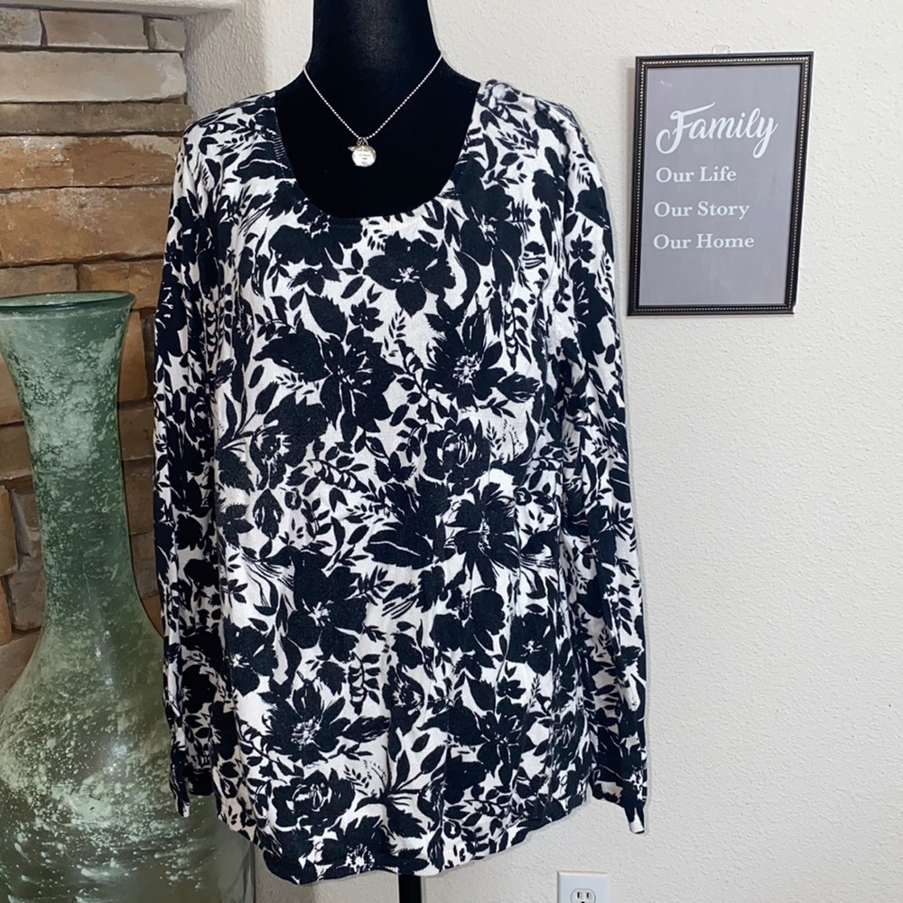 3/$40 Old Navy- Black & White Flower Shirt